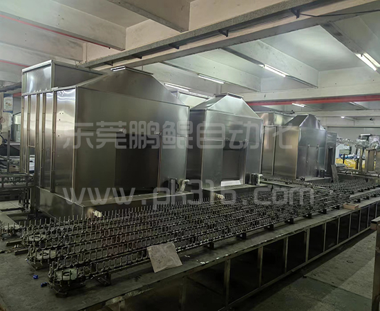 在当今竞争激烈的香水市场，阿拉伯地区的客户对香水瓶的品质与美感有着极致追求。然而，传统的手工或半自动喷烤工艺，正日益成为制约您提升产能、保障高端品质和实现快速市场反应的瓶颈。人工操作的效率波动、涂层均匀性难以保障、高温环境对工人的影响以及高昂的综合管理成本，都在侵蚀您的利润与竞争力。 鹏鲲自动化，深谙精密表面处理之道，致力于为全球高端制造业提供定制化、智能化、高效率的完整解决方案。我们针对阿拉伯香水瓶生产的特殊工艺与文化审美需求，倾力推出 “香水瓶高精度全自动静电喷烤流水线” ，旨在以尖端科技重塑您的生产流程，为您打造无可挑剔的奢华质感。 我们的核心价值：以精准稳定的全流程自动化，实现品质、效率与成本的最优解 鹏鲲的解决方案远非简单的设备堆砌，而是一个深度融合工艺、自动化与信息化的智能生产系统： 智能前处理与精密上料：流水线始于全自动清洁除尘工位，确保瓶身在绝对洁净的状态下进入喷涂环节。我们采用高精度视觉定位或定制化柔性夹具上料系统，可精准适应从经典圆瓶到复杂雕花异形瓶的各种瓶型，实现无缝衔接与零损伤传输。 核心静电喷涂模块：搭载鹏鲲自主研发的高精度旋杯静电喷枪系统，配合智能流体控制。雾化均匀，漆料带静电后能如磁铁般均匀吸附于瓶身各个角落，包括凹陷与纹理细节，实现高达95%以上的上漆率，远超传统空气喷涂。这不仅极大减少了珍贵油漆的浪费，更确保了每一批次产品色泽与厚度的绝对一致，呈现如玉般的完美质感。 智能化烘烤固化系统：喷涂后的瓶身进入全封闭隧道式烘道。我们采用PLC精准控温与分段加热技术，配合独特的热风循环系统，使烘箱内温度场均匀稳定，温差可控制在±3 ℃以内。这确保了油漆分子充分交联固化，涂层硬度高、附着力强、光泽持久，彻底避免因温度不均导致的局部色差、橘皮或过烘烤发黄等缺陷。 自动检测与柔性下料：生产线末端集成自动光学检测（AOI）系统，可对涂层完整性、颜色一致性进行高速筛查，及时发现并剔除极少数不良品。合格产品则由六轴机器人或柔性输送带进行码垛或直接衔接下一包装环节，全程最大限度减少人工干预。 超越设备，赋能您的未来 选择鹏鲲，您获得的不仅是一条生产线： 深度文化适配：我们理解阿拉伯市场对金色、珠光、渐变等奢华效果的偏爱，设备工艺参数库可完美支持各类特效漆的实现。 柔性生产能力：产线支持快速程序切换，助力您轻松应对小批量、多品种的高端定制订单，抢占市场先机。 可持续性发展：全封闭设计配合高效漆雾回收系统，大幅降低VOCs排放；先进的余热回收技术可降低烘烤能耗达20%，践行绿色制造。 我们诚邀您莅临鹏鲲自动化技术中心或参考我们为国际知名香氛品牌的成功案例，亲眼见证一条高效、稳定、智慧的喷烤流水线如何成为您品牌价值的强大后盾。 让我们携手，以自动化之精工，共铸奢华包装之典范。 阿拉伯香水瓶喷烤全自动解决方案