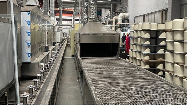 锅具涂层散点釉追踪喷烤流水线