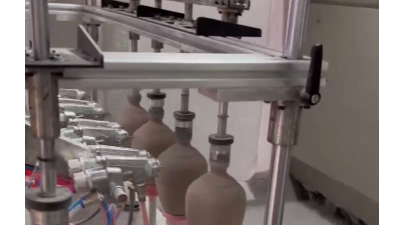 酒瓶四轴四分位转盘智能<i style='color:red'>喷釉机</i>