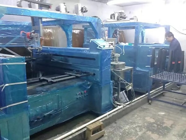 高端木制品钢椅子配件木脚木框封板7轴联动自动喷漆设备