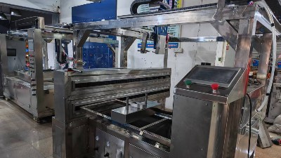 五金件专用上下层切换<i style='color:red'>喷漆设备</i>