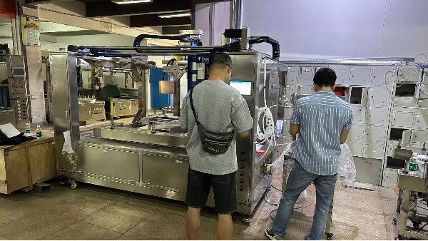 安全头盔八轴<i style='color:red'>自动喷漆设备</i>(出口定制款)