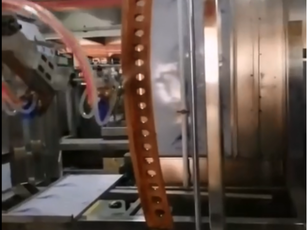 八轴喷漆机如何突破异形件喷涂难题？东莞鹏鲲自动化