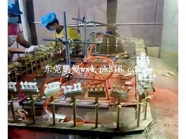 <i style='color:red'>江西数字生日蜡烛喷涂线</i>是怎么喷漆的？