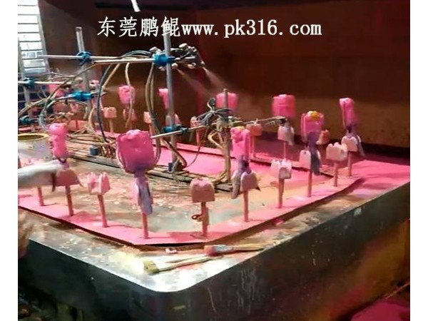 面对玩具夹模自动<i style='color:red'>喷油生产线</i>，您还在犹豫？