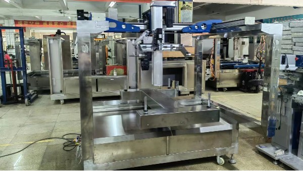 头盔塑胶类型2枪6轴<i style='color:red'>喷漆设备</i>(出口定制款)