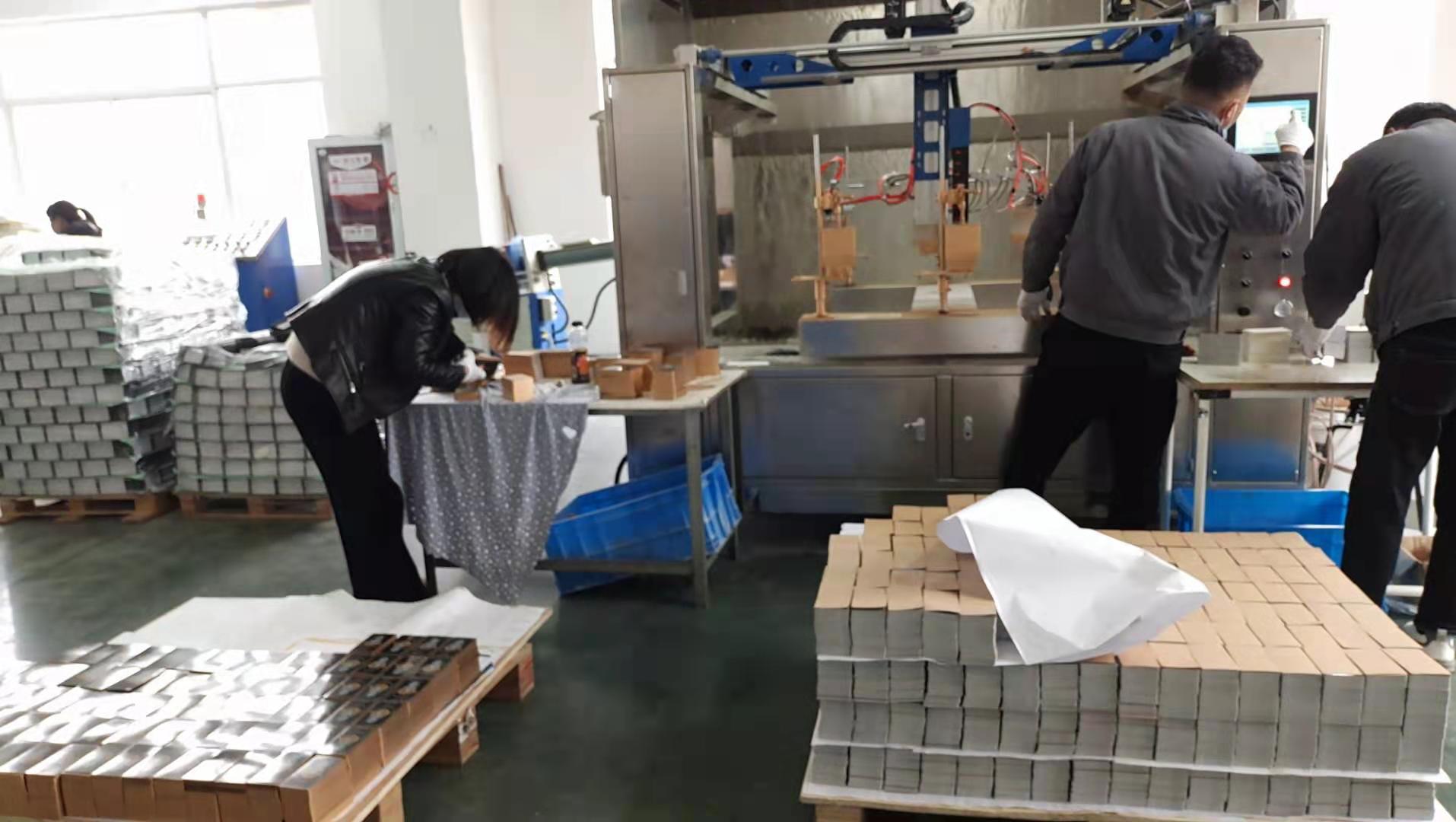 书本|洛克卡通片侧边6轴联动喷漆设备