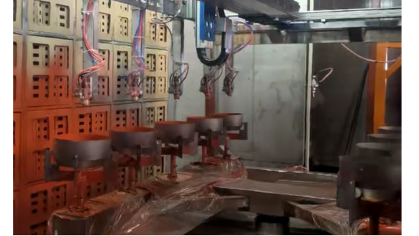 马达盖内壁五金配件六轴<i style='color:red'>喷漆机</i>器人